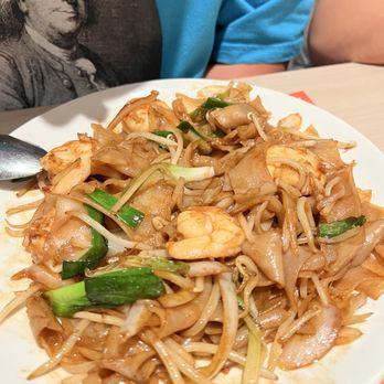 Wong's Chinese Cuisine - Shrimp w/flat rice noodles - Chinese Near Me - Phoenix, Arizona Wong's Chinese Cuisine - Shrimp w/flat rice noodles - Chinese Near Me - Phoenix, Arizona
