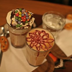 Barnini - Chocomel met smarties en een caramelkoffie.