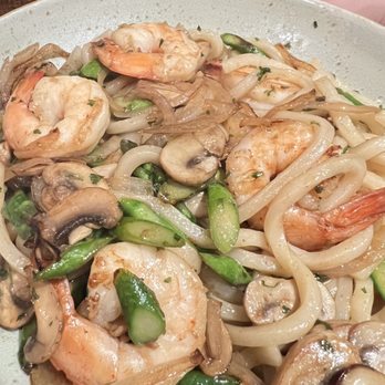 Mikuni - MUSOLINO PASTA: Udon noodles sautéed in olive oil and garlic with prawns, asparagus, mushrooms, onion - Japanese Near Me - Davis, California Mikuni - MUSOLINO PASTA: Udon noodles sautéed in olive oil and garlic with prawns, asparagus, mushrooms, onion - Japanese Near Me - Davis, California