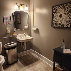 Dolce Lusso Salon and Spa - Bathroom