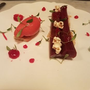 Le Bordeluche - Rhubarb confit, poocorn, strawberry - French Near Me - Paris, 75