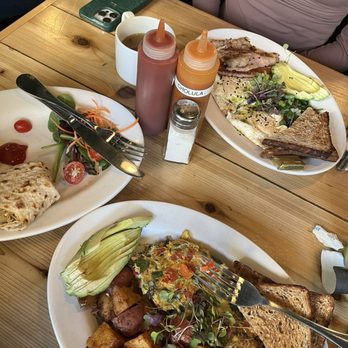 News Bar Cafe - Omelette, chicken wrap, sautéed kale - Coffee & Tea Near Me - New York, New York