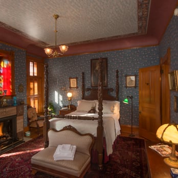 Allyn Mansion - Bishop's Room at the Allyn Mansion - Hotels Near Me - Delavan, Wisconsin