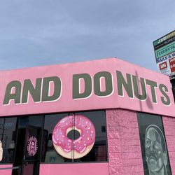 Trejo's Coffee & Donuts - Outside