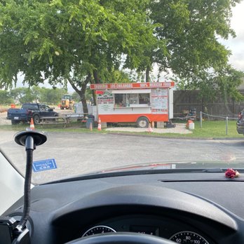 Taqueria Los Chilangos - a taqueria truck in a parking lot - Food Trucks Near Me - Austin, Texas Taqueria Los Chilangos - a taqueria truck in a parking lot - Food Trucks Near Me - Austin, Texas