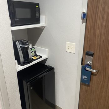 Holiday Inn Express Dublin - Fridge |microwave |coffee maker - Hotels Near Me - Dublin, Virginia