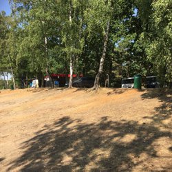 Blauer See - Umgebung mit Sandstrand und Bäumen