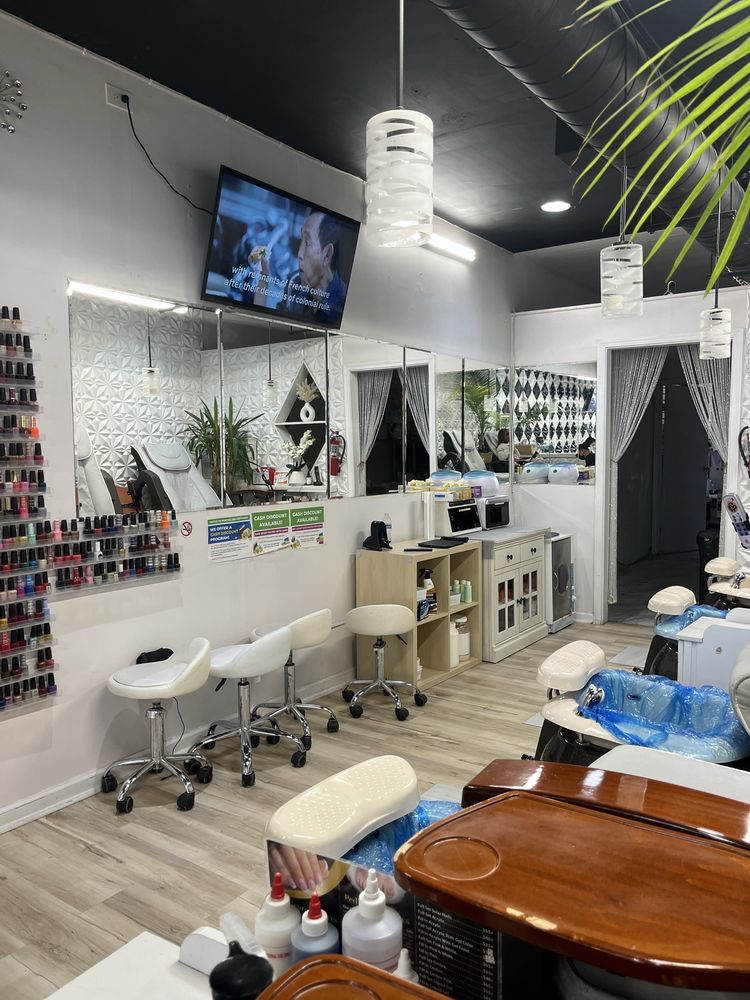 Nail Club II Logo