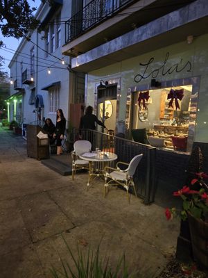 Lola's by null