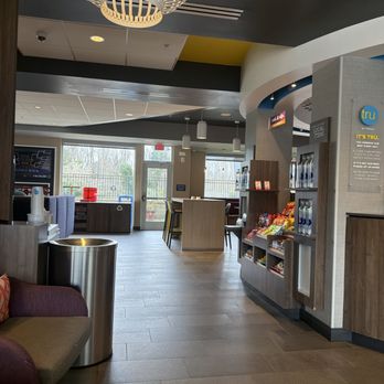 Tru by Hilton Eugene - Lobby - Hotels Near Me - Eugene, Oregon