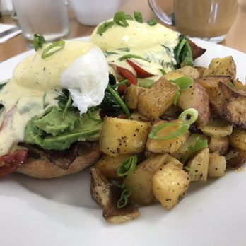 Brunch - California Benedict with bacon - Breakfast & Brunch Near Me - Paso Robles, California Brunch - California Benedict with bacon - Breakfast & Brunch Near Me - Paso Robles, California