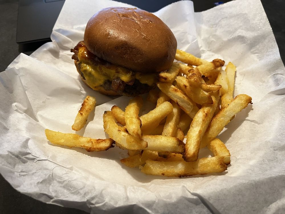 BEER GARDEN HSV AIRPORT Updated September 2024 13 Photos 1000