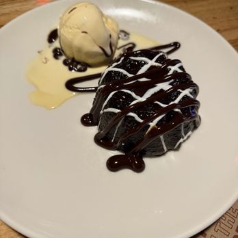 Applebee's Grill + Bar - Chocolate lava cake - American Near Me - Roswell, New Mexico