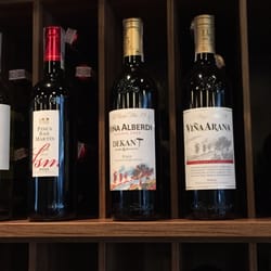 Dekant WineBar & Restaurant - Wino domowe z logo restauracji