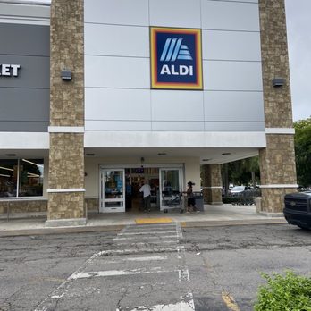 ALDI - the front of a grocery store - Grocery Near Me - Fort Lauderdale, Florida ALDI - the front of a grocery store - Grocery Near Me - Fort Lauderdale, Florida
