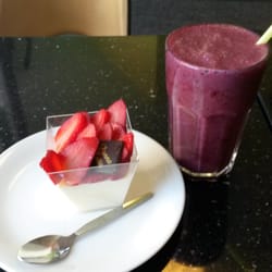 Cukrárna a Kavárna Hájek Hájková - Borůvkový koktejl a panna cotta.