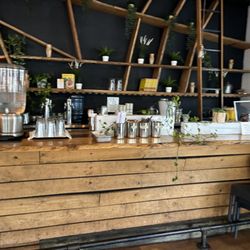 Hawking Bird - Utensil/water counter with taps behind it