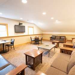 The Plymouth House - Cozy lounges with TVs