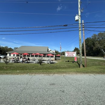 Three Lil Pigs - The restaurant - Barbeque Near Me - Pine Mountain, Georgia