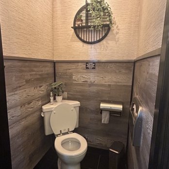 -14 Below Ice Cream Company & Cafe - Women's bathroom - Ice Cream & Frozen Yogurt Near Me - Sequim, Washington -14 Below Ice Cream Company & Cafe - Women's bathroom - Ice Cream & Frozen Yogurt Near Me - Sequim, Washington