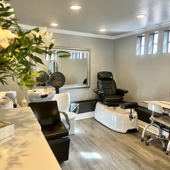 Salon Montecito By Elana Cantrelle - spa chair - Hair Stylists Near Me - Santa Barbara, California Salon Montecito By Elana Cantrelle - spa chair - Hair Stylists Near Me - Santa Barbara, California
