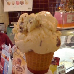 Häagen-Dazs - Close up of Rum Raisin on a waffle cone