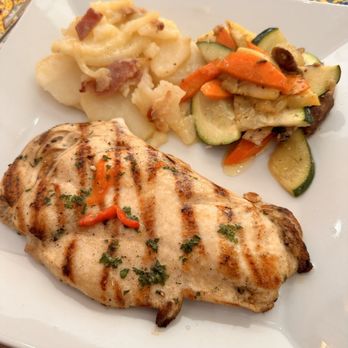 Meson Ria De Vigo - Grilled chicken with mixed vegetables and roasted potatoes - Spanish Near Me - Miami, Florida Meson Ria De Vigo - Grilled chicken with mixed vegetables and roasted potatoes - Spanish Near Me - Miami, Florida