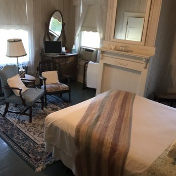 Grey Swan Inn Bed & Breakfast - Cool and cute bedtime!! - Bed & Breakfast Near Me - Blackstone, Virginia Grey Swan Inn Bed & Breakfast - Cool and cute bedtime!! - Bed & Breakfast Near Me - Blackstone, Virginia