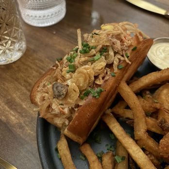 Pigeon and Whale - Lobster roll Chucks of lobster w crispy fried onion - Cocktail Bars Near Me - New Orleans, Louisiana Pigeon and Whale - Lobster roll Chucks of lobster w crispy fried onion - Cocktail Bars Near Me - New Orleans, Louisiana