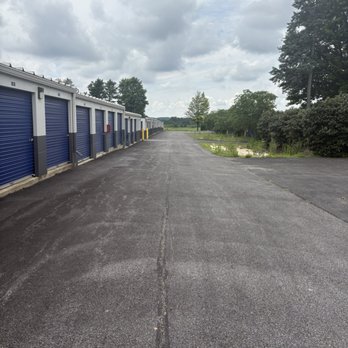 Prime Storage - had to back down this with a 43ft trailer cause of there so called easy access - Self Storage Near Me - Hampstead, Maryland
