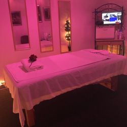 Jade Massage - Very comfortable extra large table