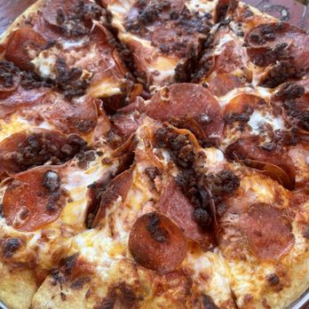 Loowit Brewing - Ole's Outpost - The Grizzz pizza (bacon, pepperoni, ham and salami) - Brewpubs Near Me - Vancouver, Washington