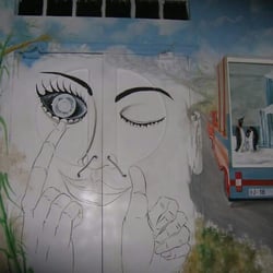 The Moon - Mural entrada