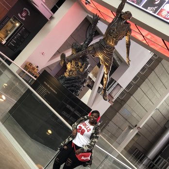 Michael Jordan Statue - Public Art Near Me - Chicago, Illinois