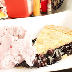 The Travelin Lobster - Blueberry pie and blueberry ice cream