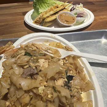 Palm Thai Cafe - Drunken noodles and chicken satay - Thai Near Me - San Diego, California Palm Thai Cafe - Drunken noodles and chicken satay - Thai Near Me - San Diego, California