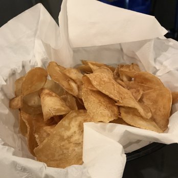 Lily's Babylon - Their complimentary chips - addicting - American Near Me - Babylon, New York