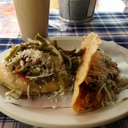 Quesadillas El Camioncito - Gordita de requesón y quesadilla de pollo con un agua de horchata al fondo.