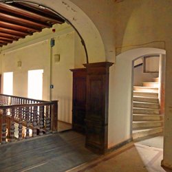 Schloss Basedow - Eingangshallen-Galerie, Hofseite; Flur und Tür zum benachb. Treppenturm ("Wirtschaftstreppe" für Grafenflügel u. Zugang für Nachbarhaus)