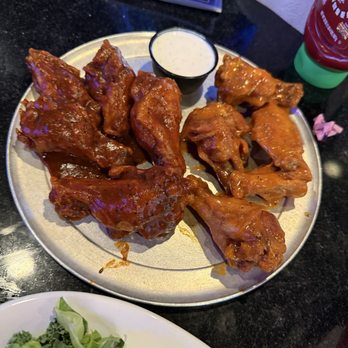 Pluckers Wing Bar - Addison - Spicy bbq and medium buffalo - Chicken Wings Near Me - Dallas, Texas Pluckers Wing Bar - Addison - Spicy bbq and medium buffalo - Chicken Wings Near Me - Dallas, Texas