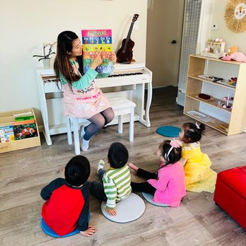 Fun Learning Montessori Daycare - Teacher Rachel reading to kids - Kids Activities Near Me Fun Learning Montessori Daycare - Teacher Rachel reading to kids - Kids Activities Near Me
