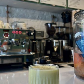 Gemina Coffee Shop - Pineapple Mango Smoothie - Sandwiches Near Me - New York, New York