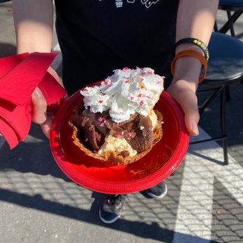 Luv's Brownies - Brownie sundae in a bowl with caramel sauce - Food Trucks Near Me