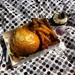 Le Réfectoire - Foodtruck - Burger chèvre, miel et tomates confites et the Oreo cupcake !