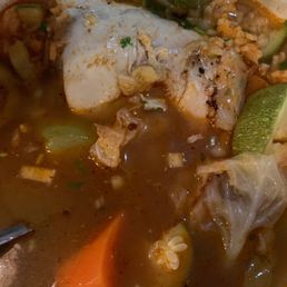 Caldo de pollo con pierna entero Caldo de pollo con pierna entero