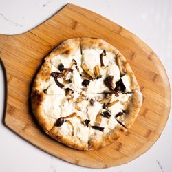 Mama Devechios Pizzeria