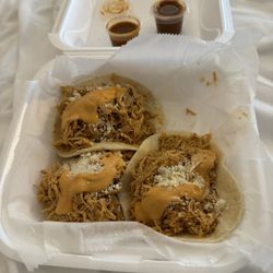 Taco Chela - Pollo rojo tacos