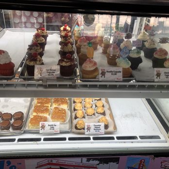 Leonard's Bakery - Display case with lots of yummies! - Bakeries Near Me - Honolulu, Hawaii Leonard's Bakery - Display case with lots of yummies! - Bakeries Near Me - Honolulu, Hawaii