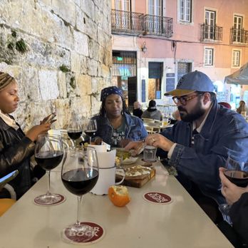 Medrosa d'Alfama - Outdoor eating - Cafes Near Me - Lisbon, 11 Medrosa d'Alfama - Outdoor eating - Cafes Near Me - Lisbon, 11