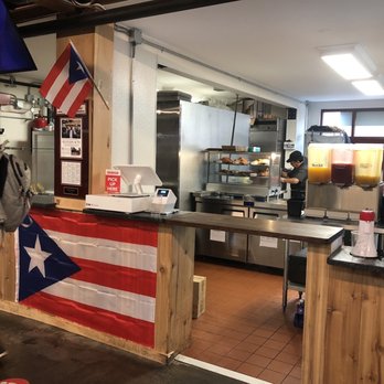 MofonGo - Counter with Puerto Rican flag - Puerto Rican Near Me - Hartford, Connecticut
